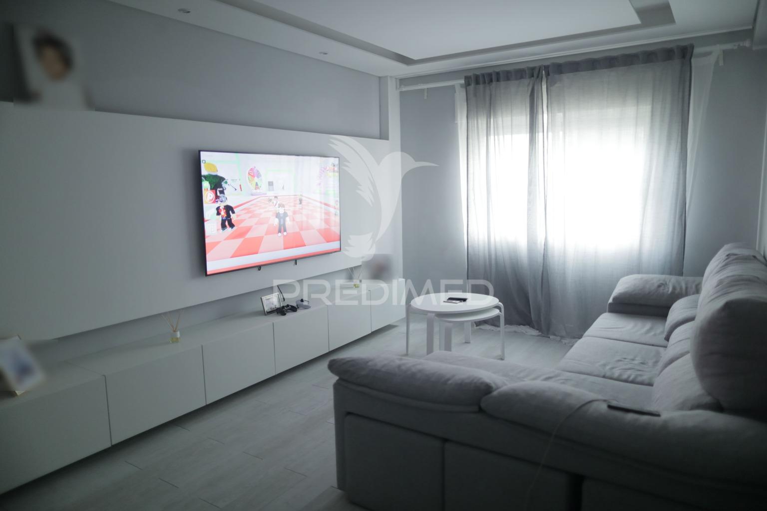 T2 parcialmente remodelado com varanda no quarto