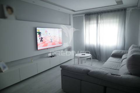 T2 parcialmente remodelado com varanda no quarto