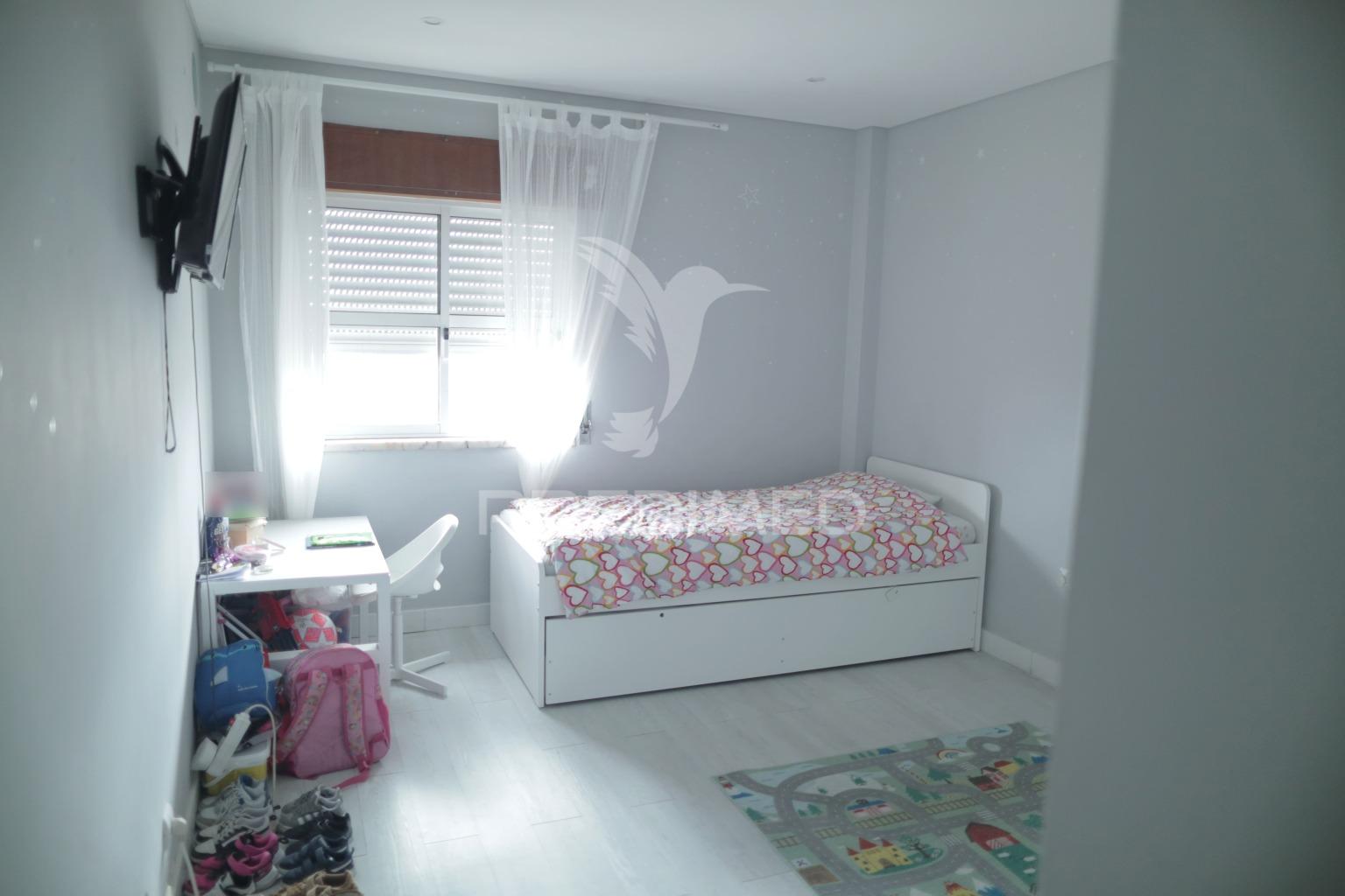 T2 parcialmente remodelado com varanda no quarto