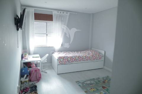 T2 parcialmente remodelado com varanda no quarto