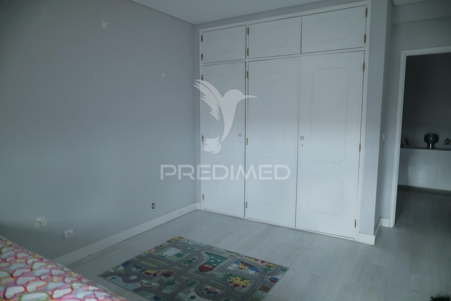 T2 parcialmente remodelado com varanda no quarto
