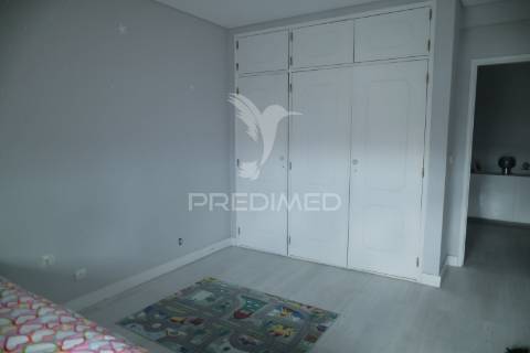 T2 parcialmente remodelado com varanda no quarto