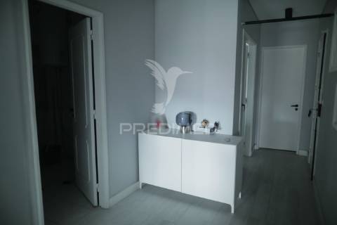 T2 parcialmente remodelado com varanda no quarto