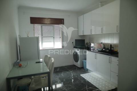 T2 parcialmente remodelado com varanda no quarto