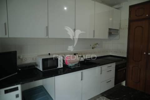 T2 parcialmente remodelado com varanda no quarto