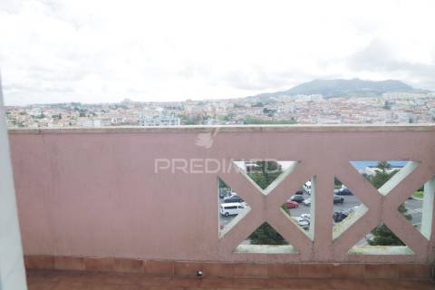 T2 parcialmente remodelado com varanda no quarto