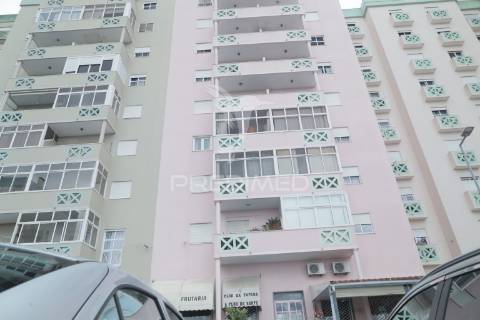 T2 parcialmente remodelado com varanda no quarto