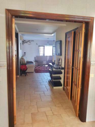 Moradia em banda t4 com logradouro e garagem