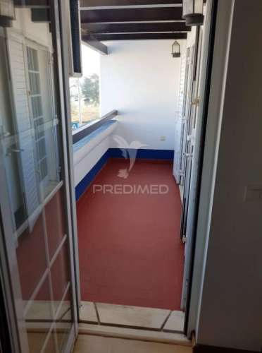 Moradia em banda t4 com logradouro e garagem