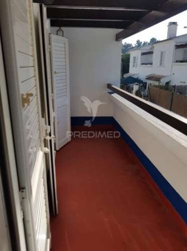 Moradia em banda t4 com logradouro e garagem