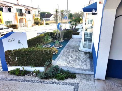 Moradia em banda t4 com logradouro e garagem