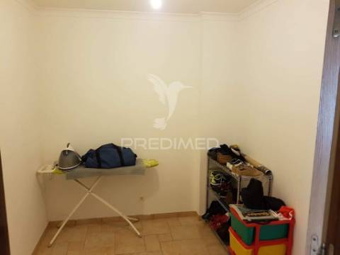 Moradia em banda t4 com logradouro e garagem
