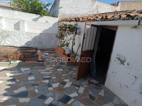 Apartamento t2 e espaço comercial