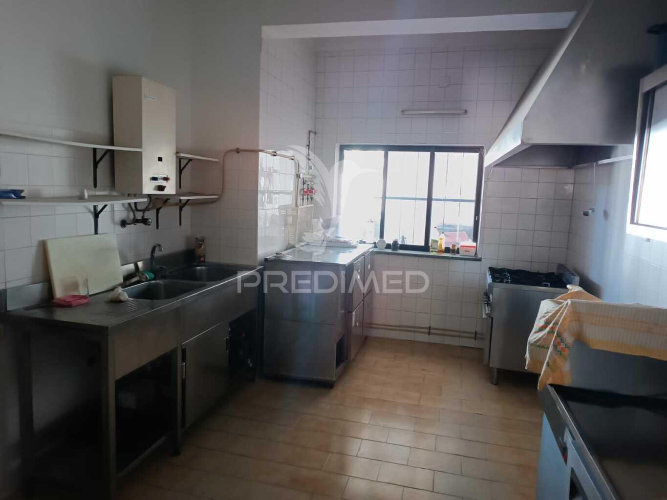 Apartamento t2 e espaço comercial