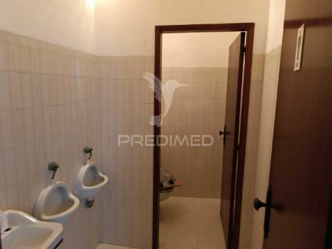 Apartamento t2 e espaço comercial