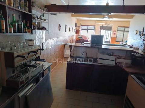 Apartamento t2 e espaço comercial