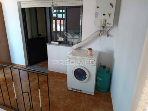 Apartamento t2 e espaço comercial