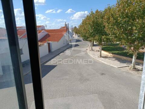 Apartamento t2 e espaço comercial