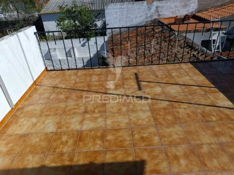 Apartamento t2 e espaço comercial