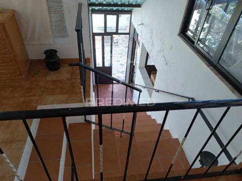 Apartamento t2 e espaço comercial