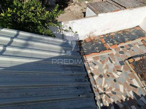 Apartamento t2 e espaço comercial