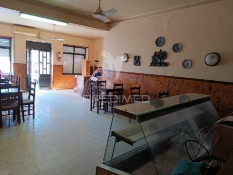 Apartamento t2 e espaço comercial