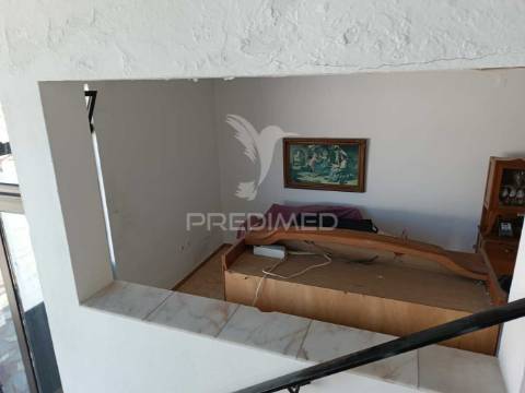 Apartamento t2 e espaço comercial