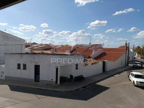 Apartamento t2 e espaço comercial
