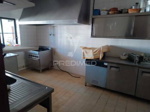 Apartamento t2 e espaço comercial