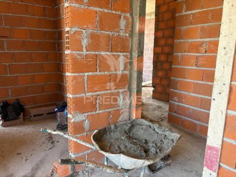 Moradia t4 térrea, com 3 suites e piscina no condomínio tower village