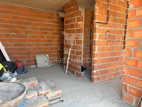 Moradia t4 térrea, com 3 suites e piscina no condomínio tower village