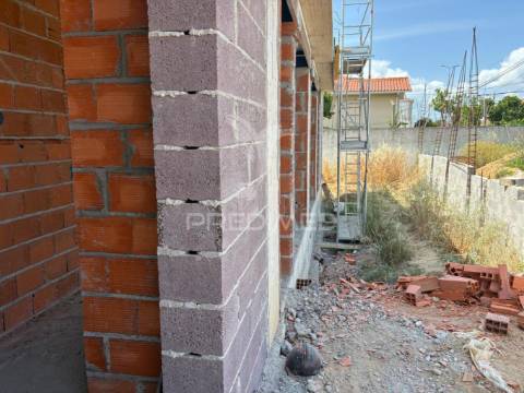 T4 térrea, isolada com 3 suites e piscina na quinta vale da prata