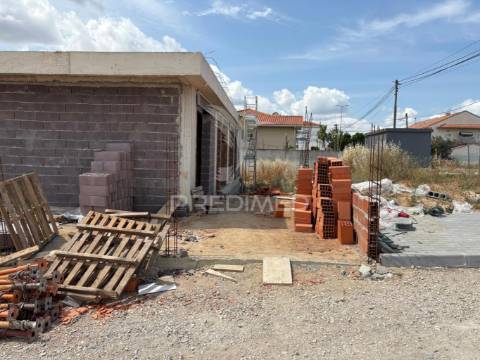 Moradia t4 térrea, com 3 suites e piscina no condomínio tower village