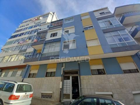 Espaçoso apartamento t2 cruz de pau