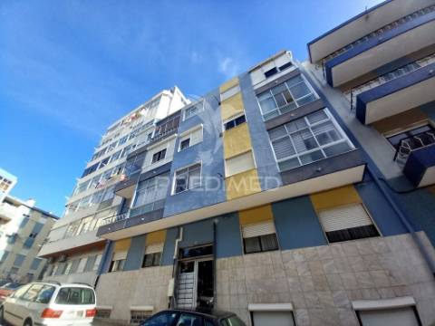 Espaçoso apartamento t2 cruz de pau