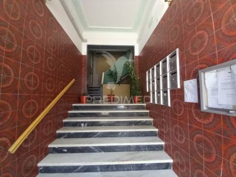 Espaçoso apartamento t2 cruz de pau