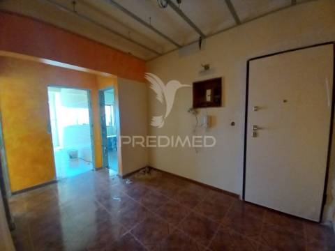 Espaçoso apartamento t2 cruz de pau