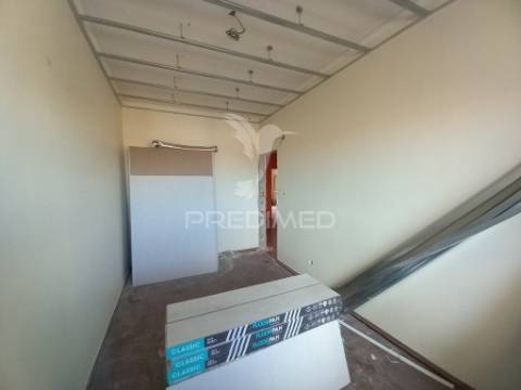Espaçoso apartamento t2 cruz de pau