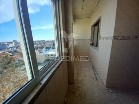 Espaçoso apartamento t2 cruz de pau
