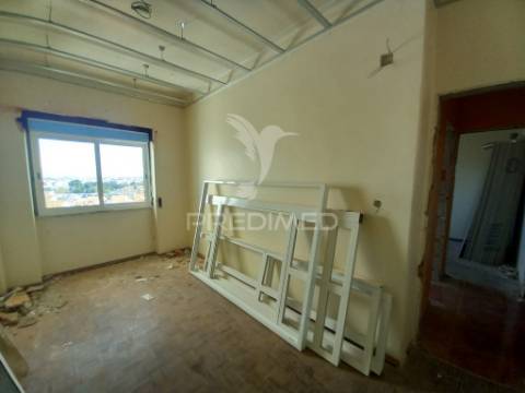 Espaçoso apartamento t2 cruz de pau