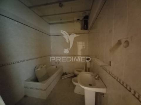 Espaçoso apartamento t2 cruz de pau