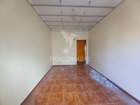 Espaçoso apartamento t2 cruz de pau