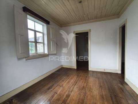 Moradia em pedra para restauro com 1 114 m2 de terreno, vila nova de famalicão, calendário.