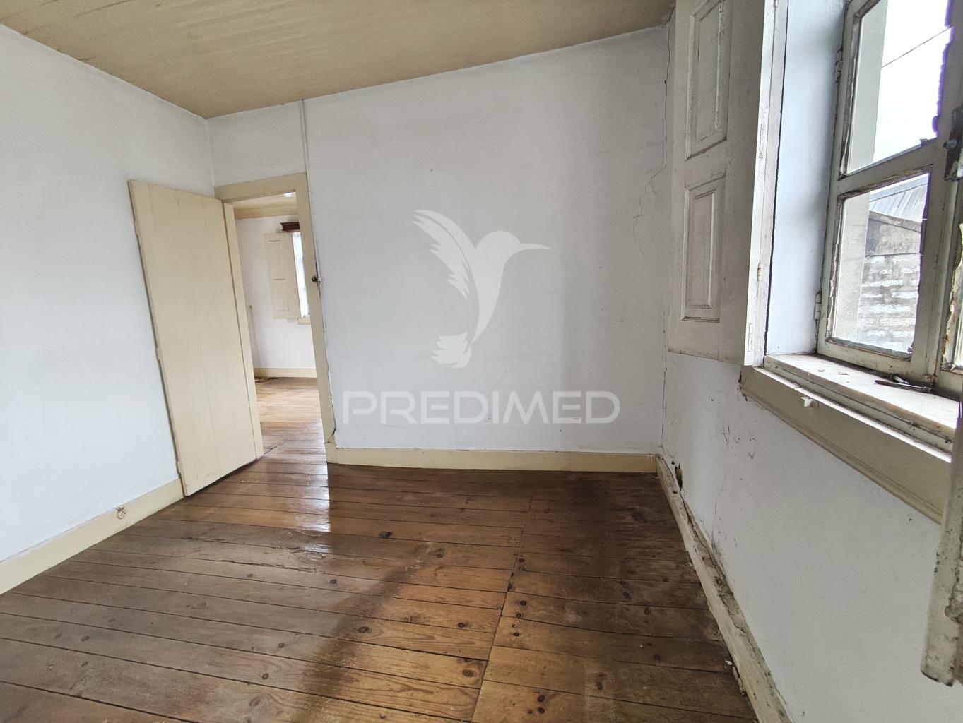 Moradia em pedra para restauro com 1 114 m2 de terreno, vila nova de famalicão, calendário.