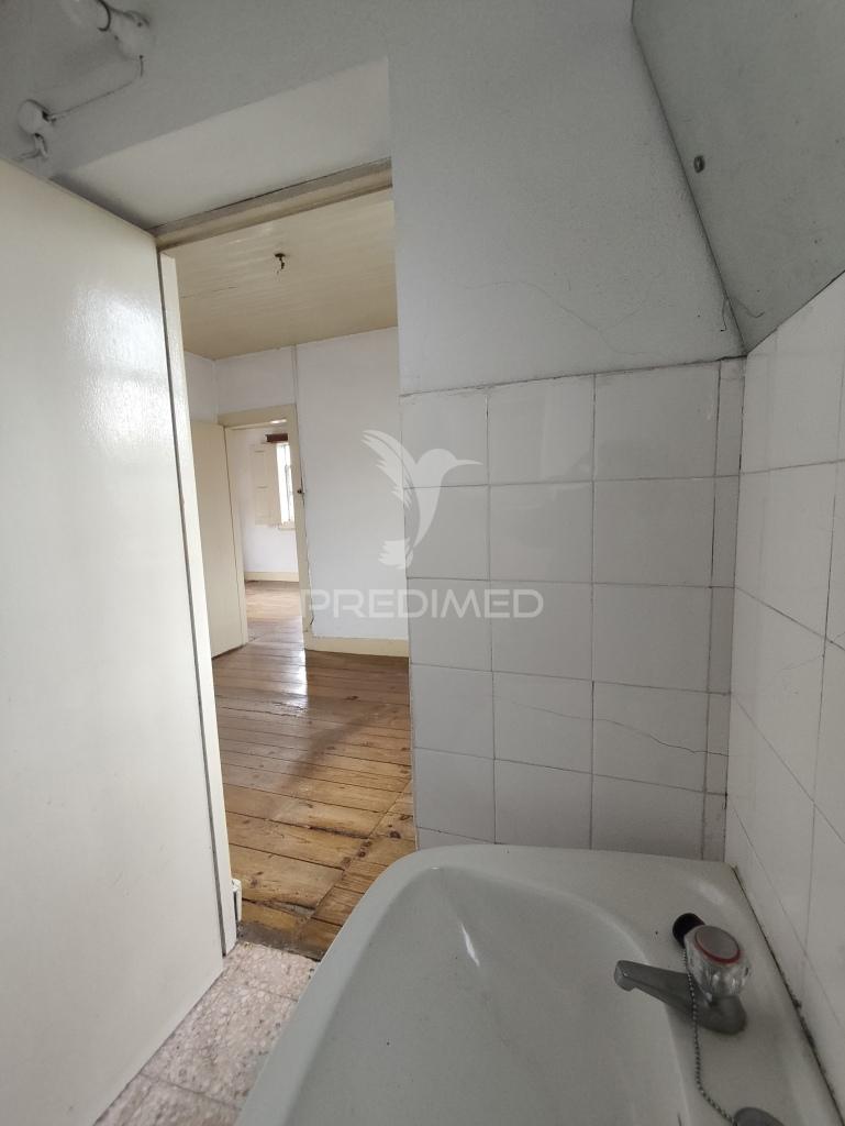 Moradia em pedra para restauro com 1 114 m2 de terreno, vila nova de famalicão, calendário.