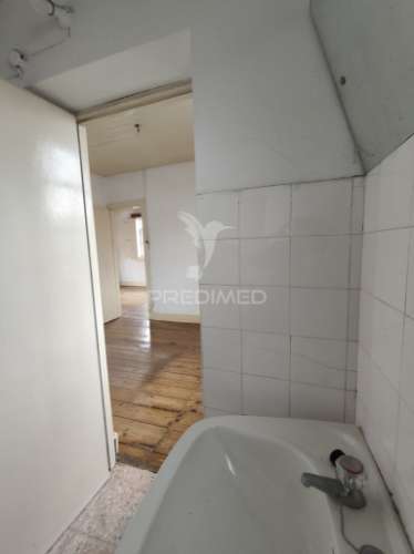 Moradia em pedra para restauro com 1 114 m2 de terreno, vila nova de famalicão, calendário.