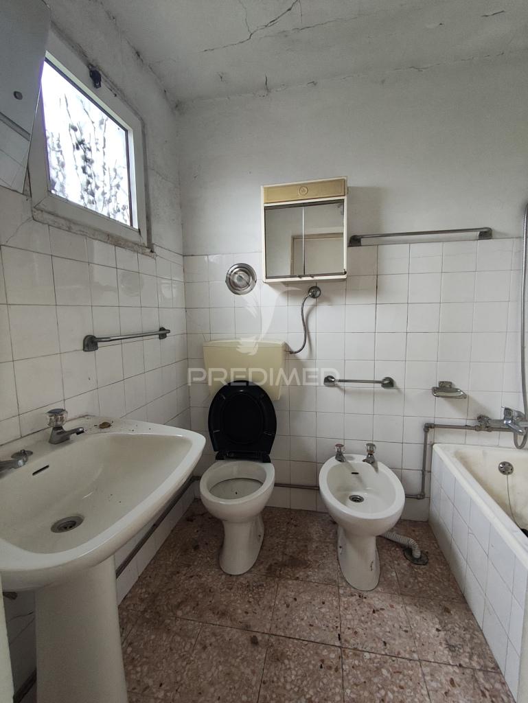 Moradia em pedra para restauro com 1 114 m2 de terreno, vila nova de famalicão, calendário.