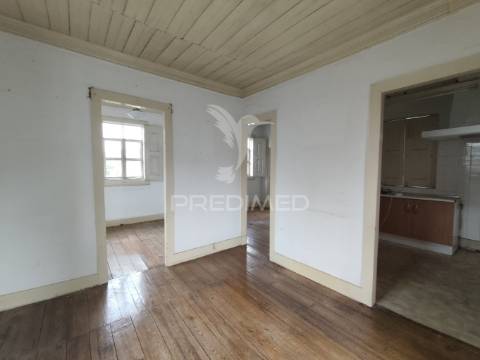 Moradia em pedra para restauro com 1 114 m2 de terreno, vila nova de famalicão, calendário.