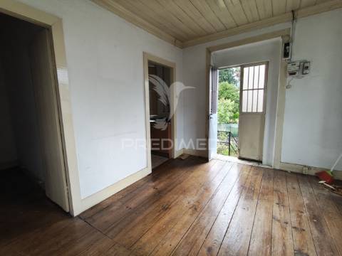 Moradia em pedra para restauro com 1 114 m2 de terreno, vila nova de famalicão, calendário.