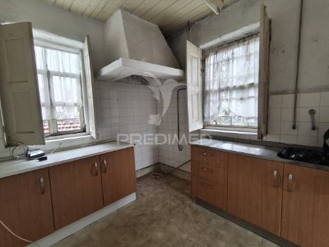 Moradia em pedra para restauro com 1 114 m2 de terreno, vila nova de famalicão, calendário.